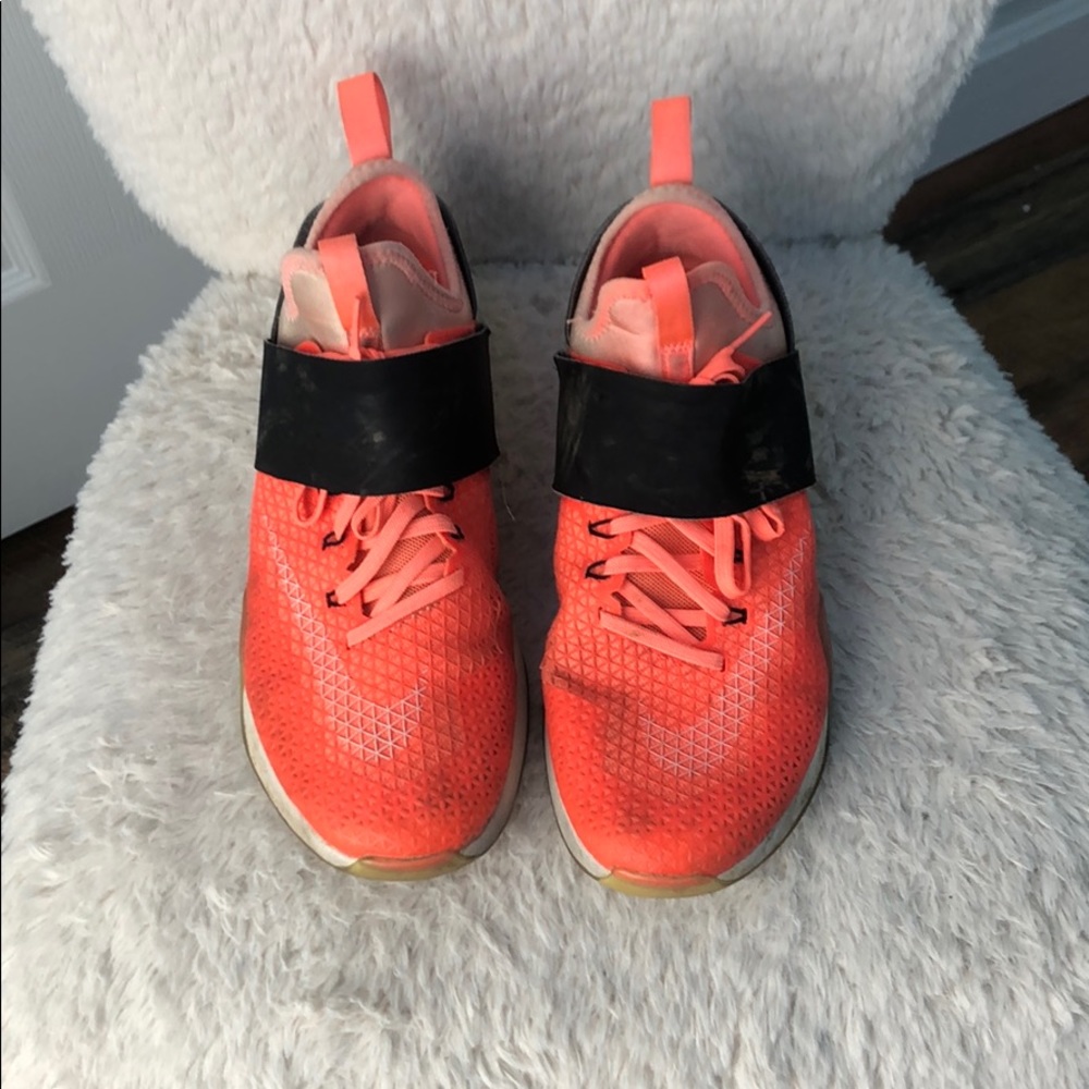 NIKE